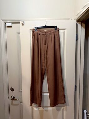 Women’s Wide-Leg Pleated Trousers in Warm Brown